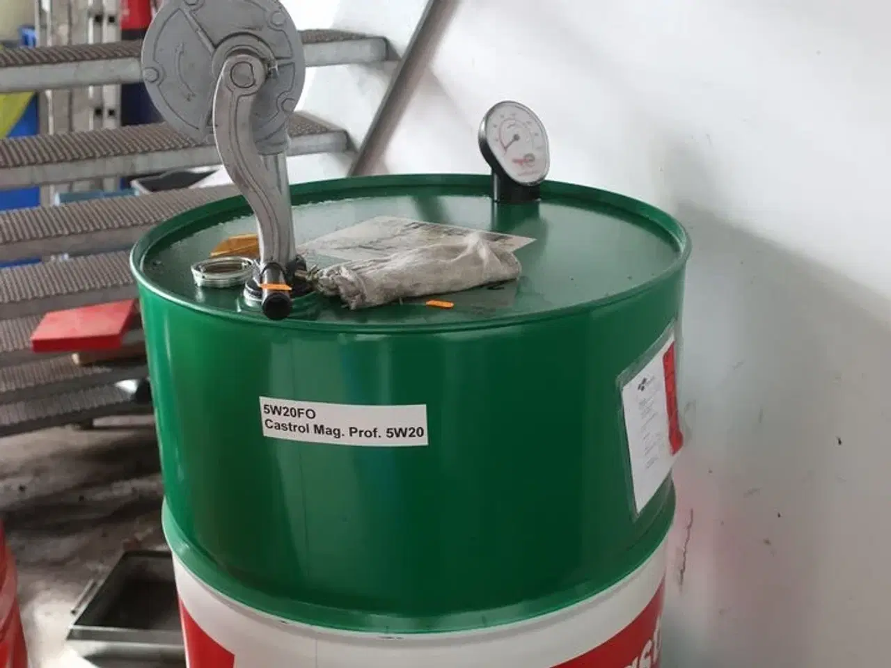 Billede 1 - Ca. 10 liter motorolieCASTROL MAG. PROF. 5W20