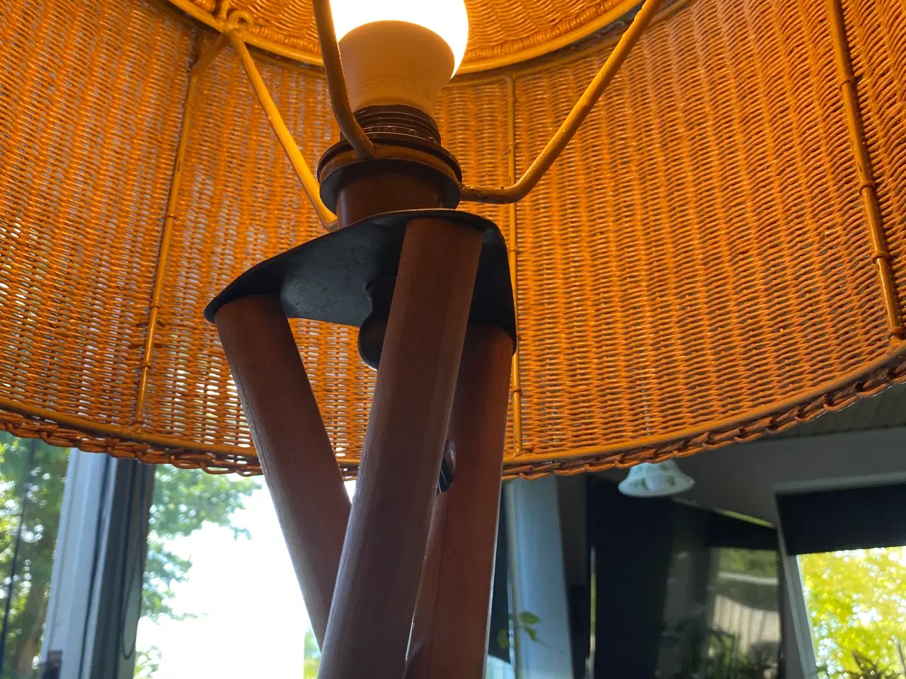 Billede 4 - Lampe i teak og flet 