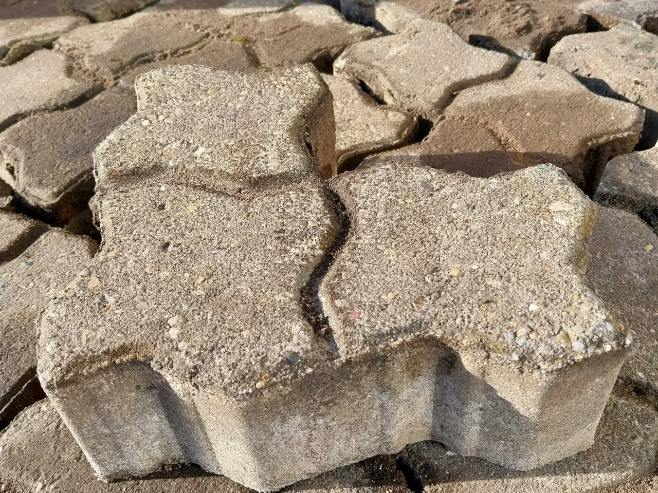 Billede 1 - Køresten/ fliser  Bortgives