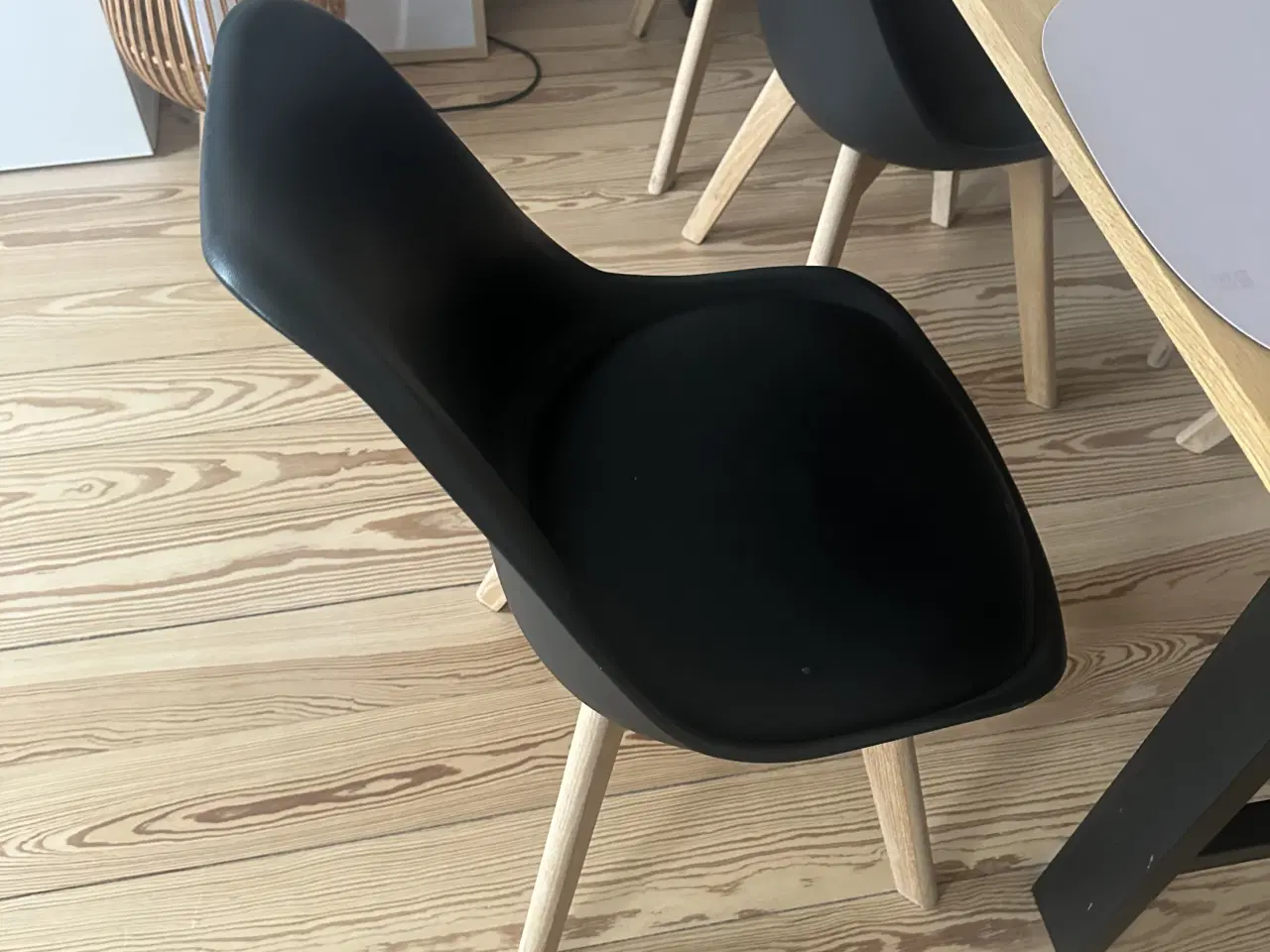 Billede 3 - Plankebord med 6 stole