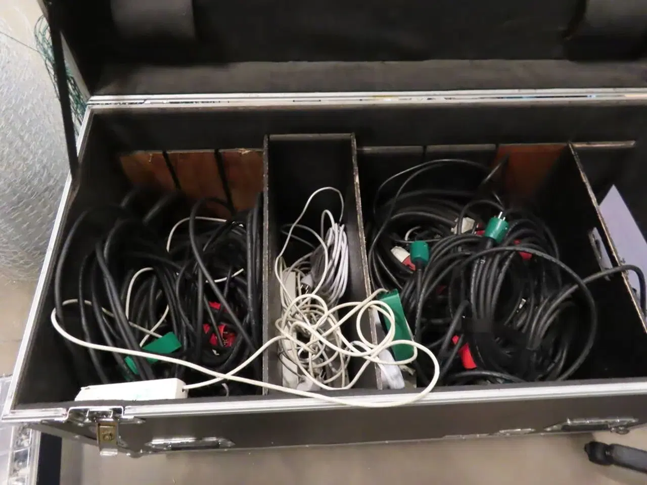 Billede 3 - Flightcase med indhold