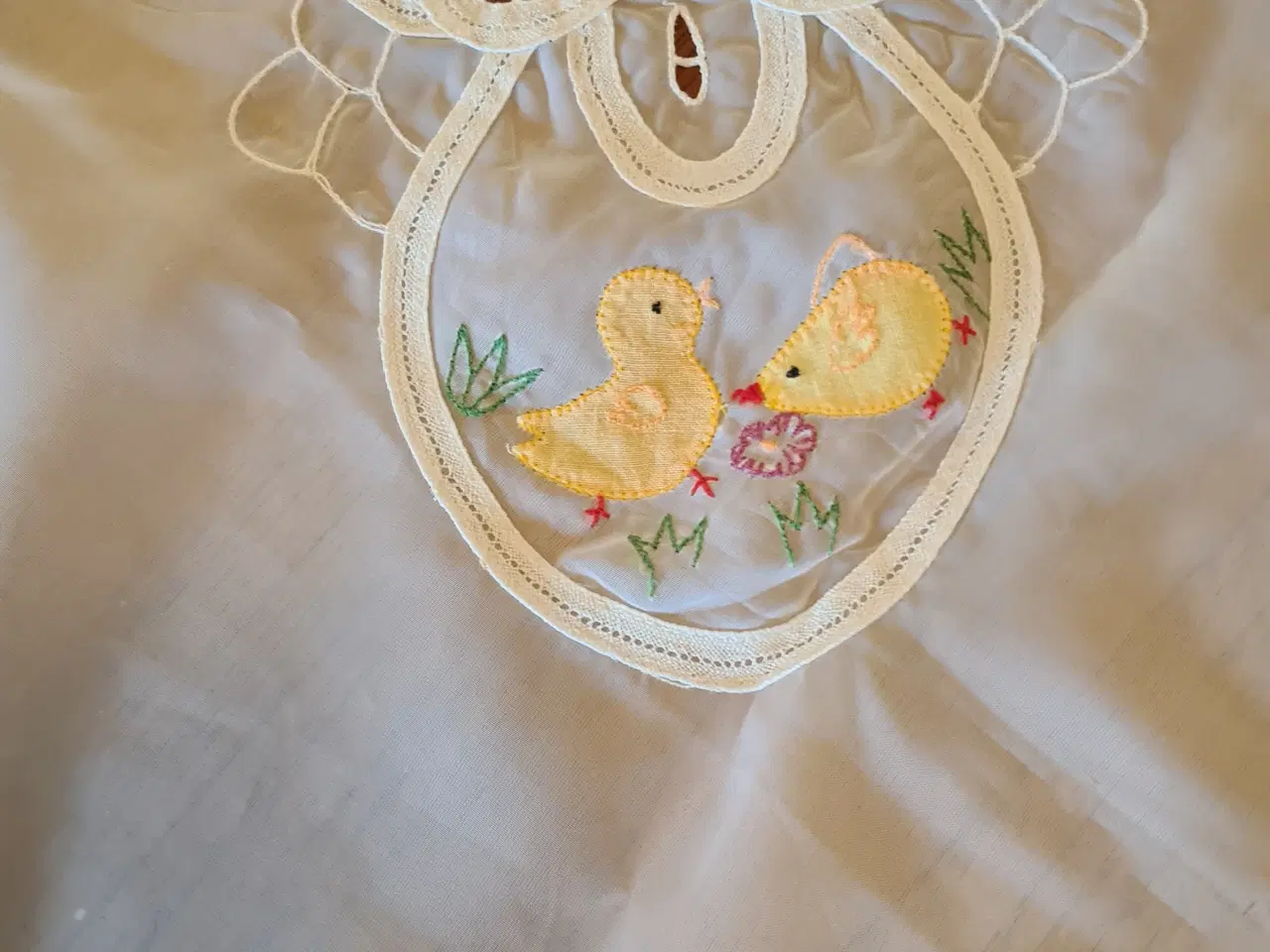 Billede 4 - Påskedug med påske dekorationer