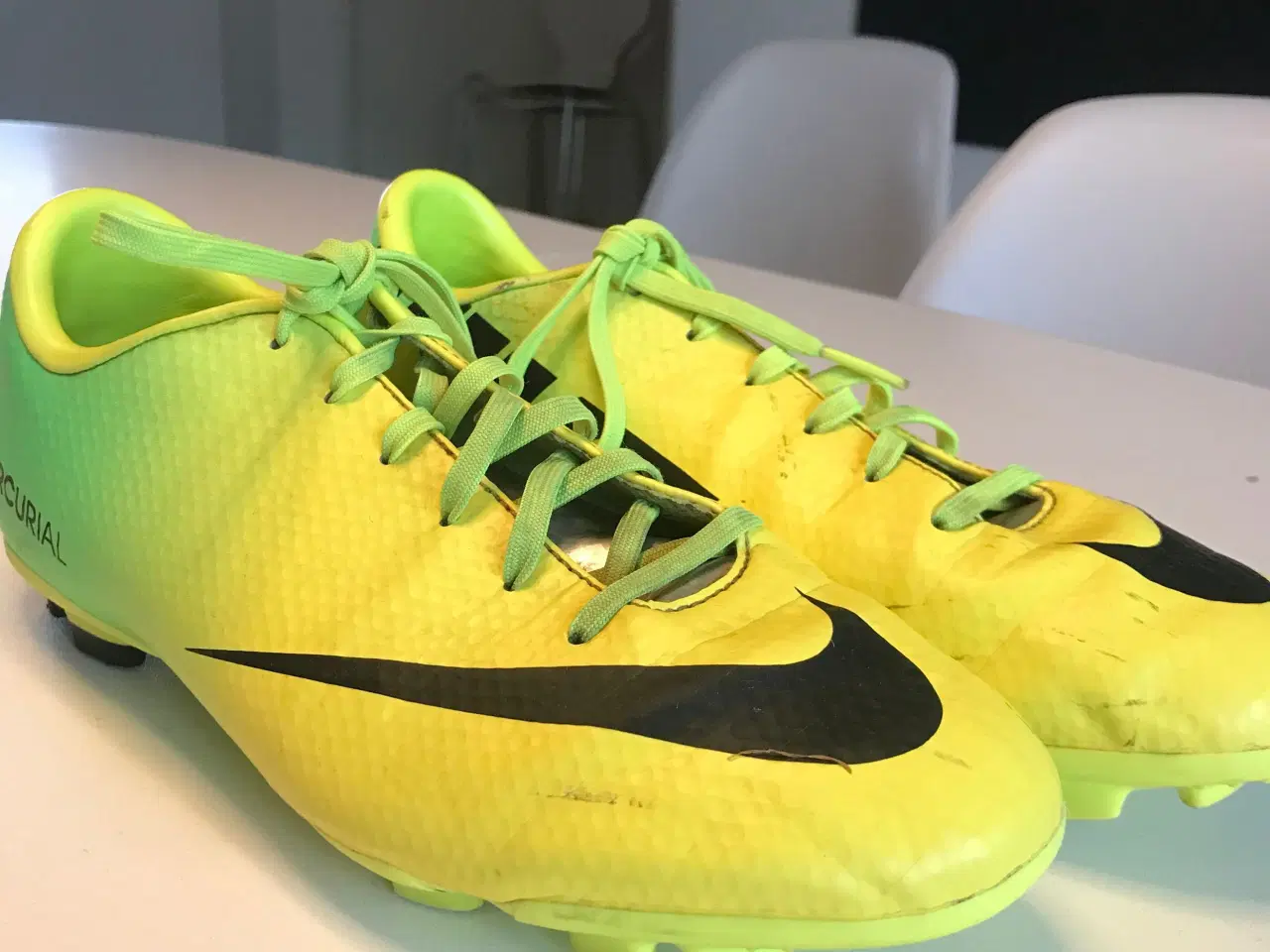 Billede 1 - gule og grønne fodboldstøvler i en str 38,5