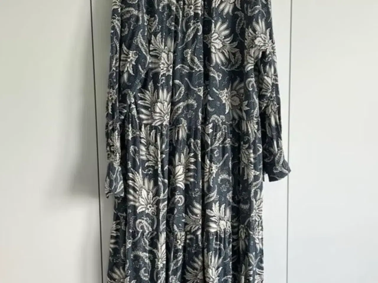 Billede 2 - Blå blomstret kjole fra H&M