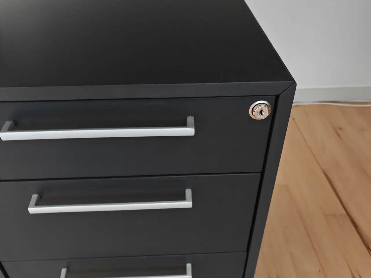 Billede 20 - Hvidt hæve-sænke skrivebord + Skuffeelement