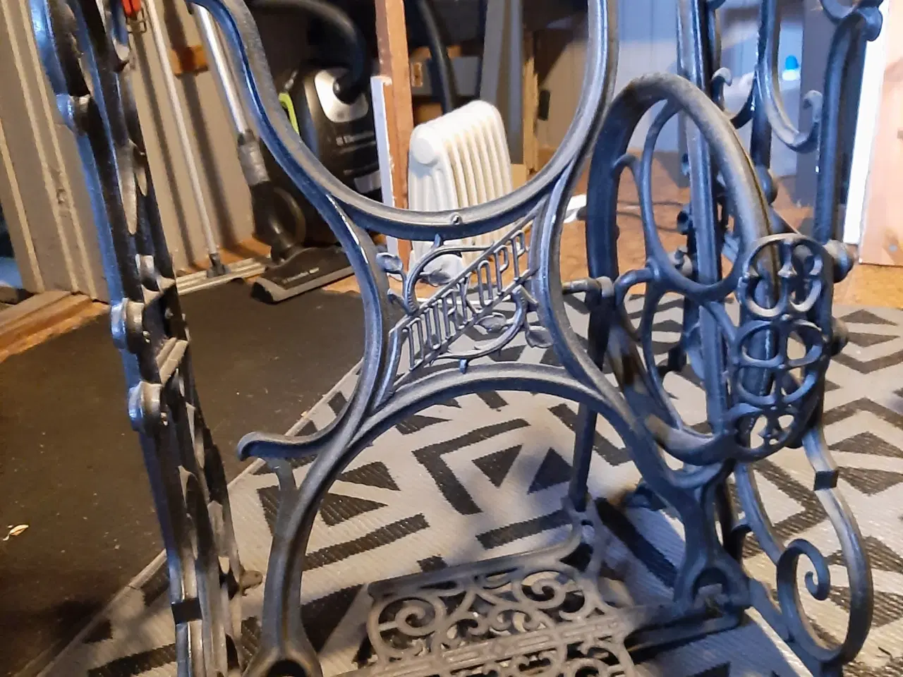 Billede 7 - Meget gammelt symaskin bord.