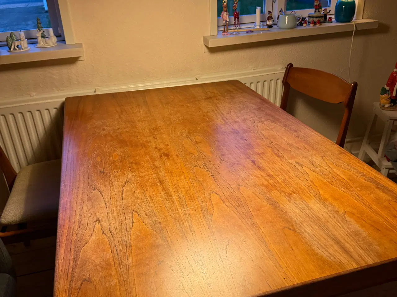 Billede 1 - Spisebord med 4 stole