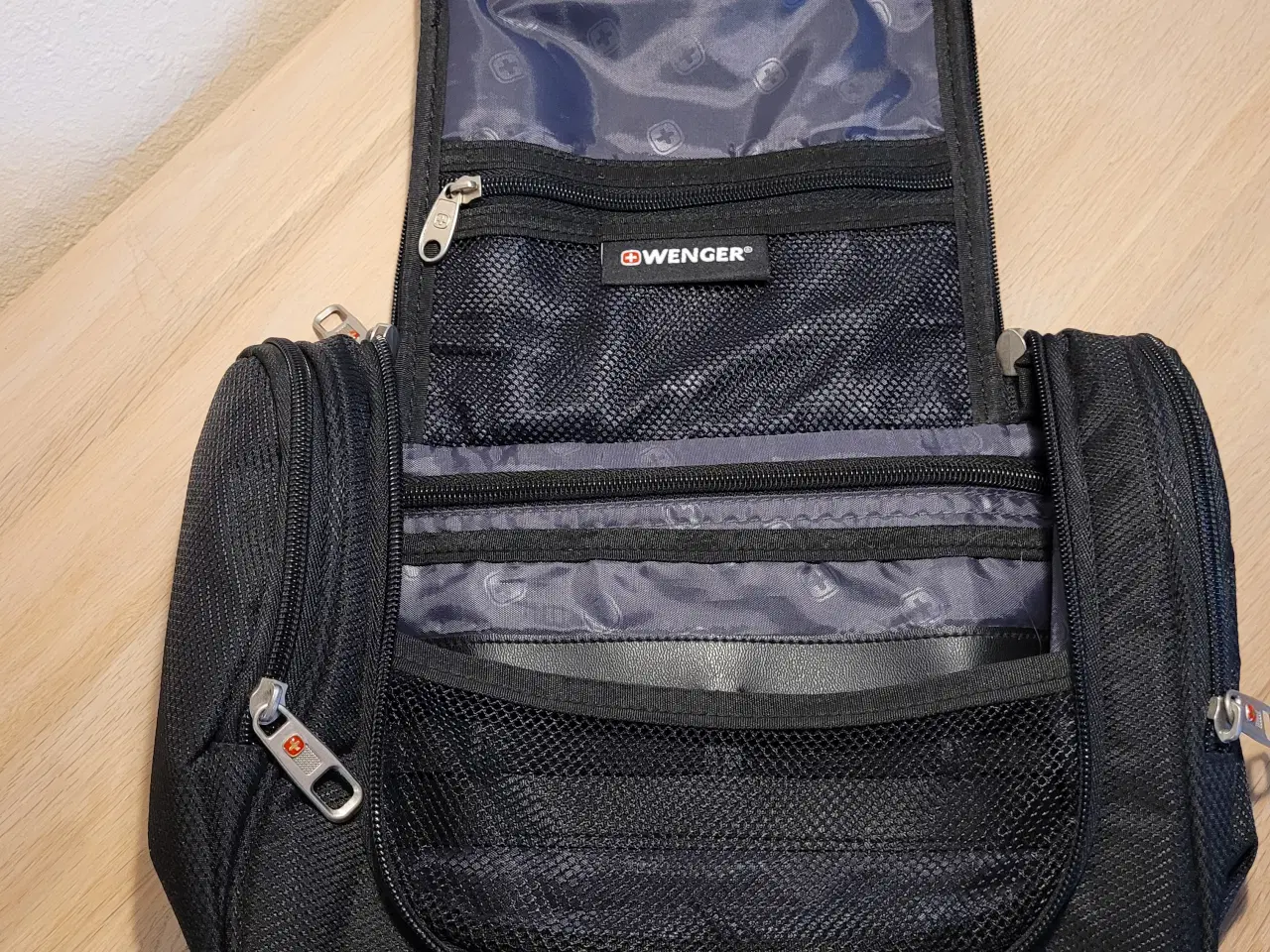 Billede 1 - Toilettaske WENGER med mange rum