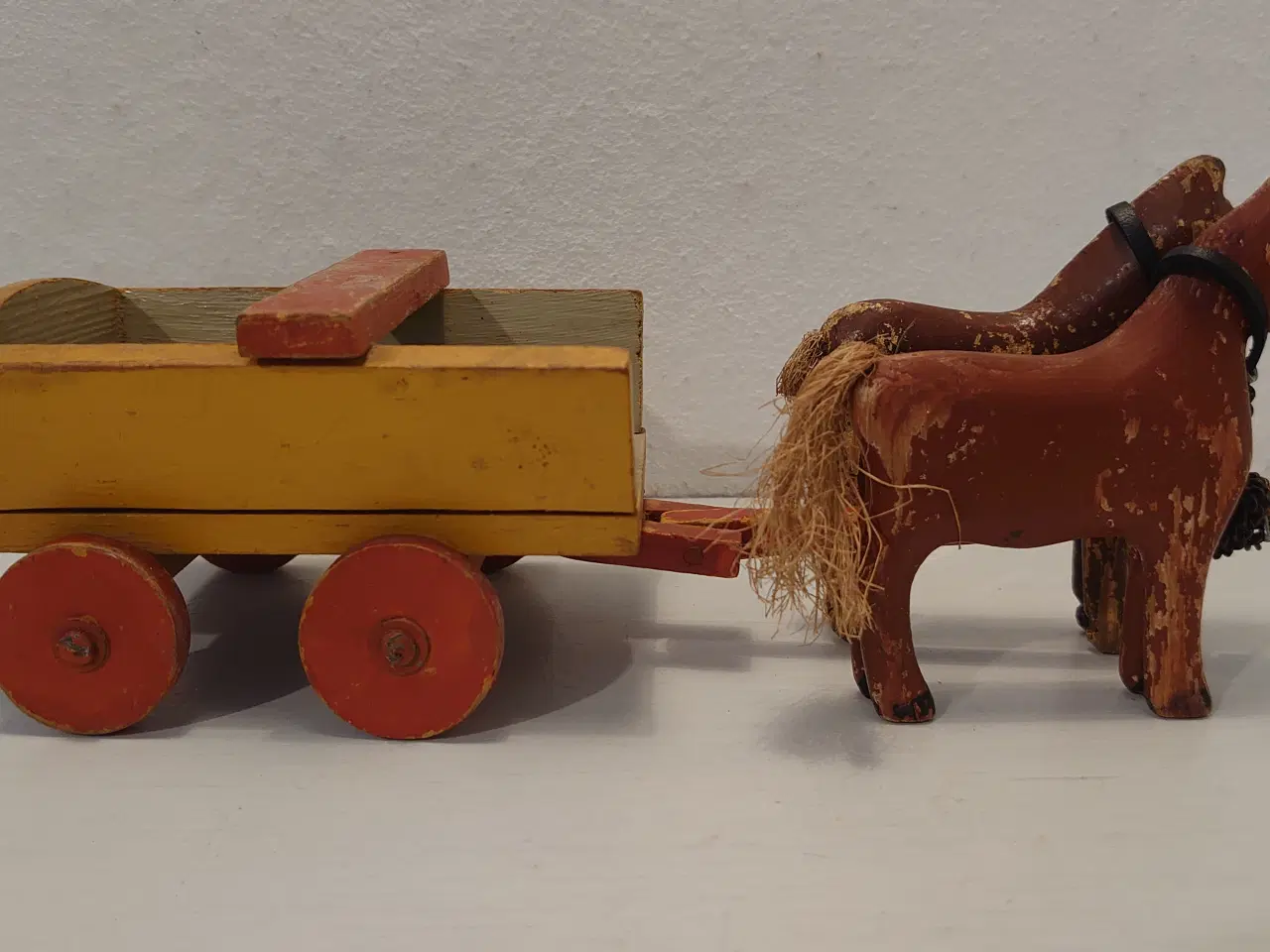 Billede 1 - Fængselslegetøj:Hestevogn og 2 heste. Flagmærket.