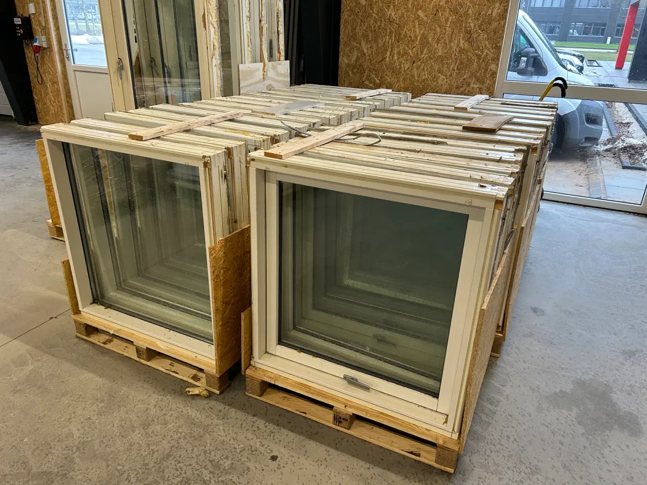 Billede 3 - Hvidmalede trævinduer bredde 89cm, højde 92cm.