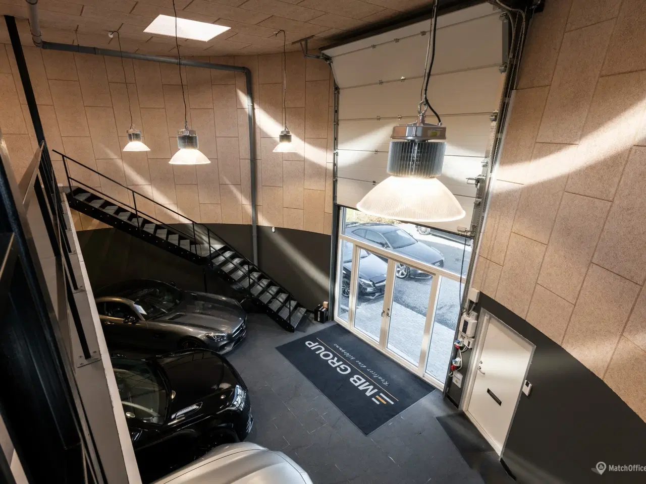 Billede 12 - Unik ejendom - Lager/showroom/kontor - 3 meter port og dobbeltdør som kan åbnes helt op.