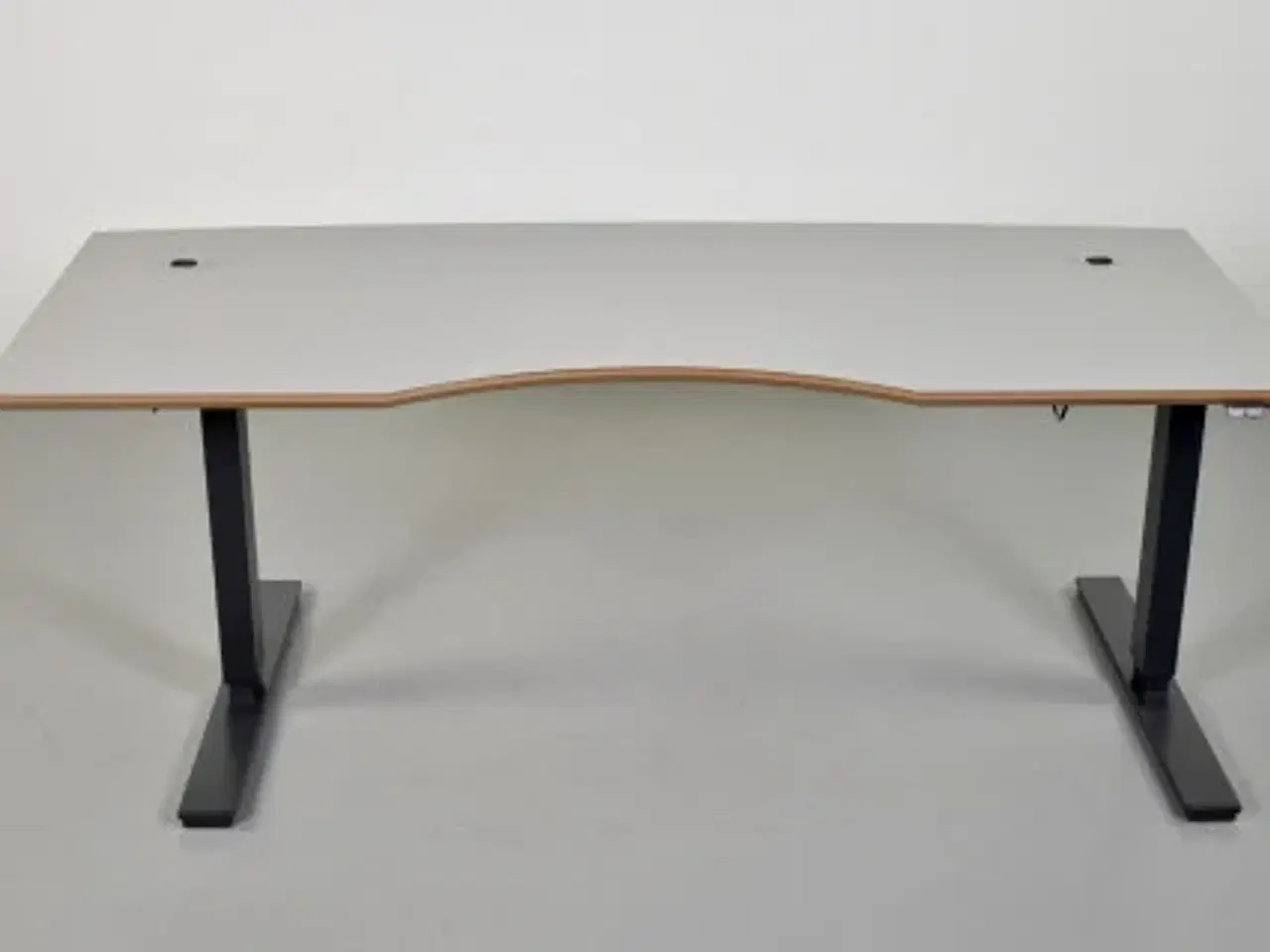 Billede 1 - Scan office hæve-/sænkebord med grå laminat og let buet plade, 178 cm.