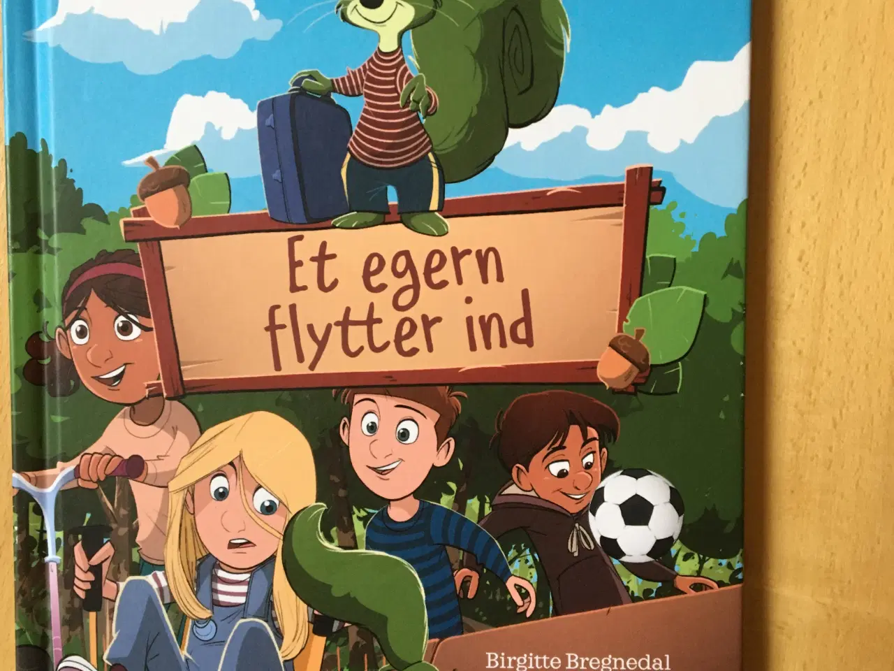 Billede 1 - Børnebog ”Et egern flytter ind”.