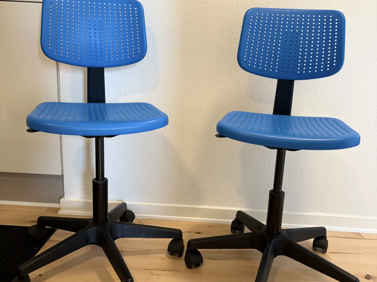 Billede 1 - Børne kontorstol blå/sort