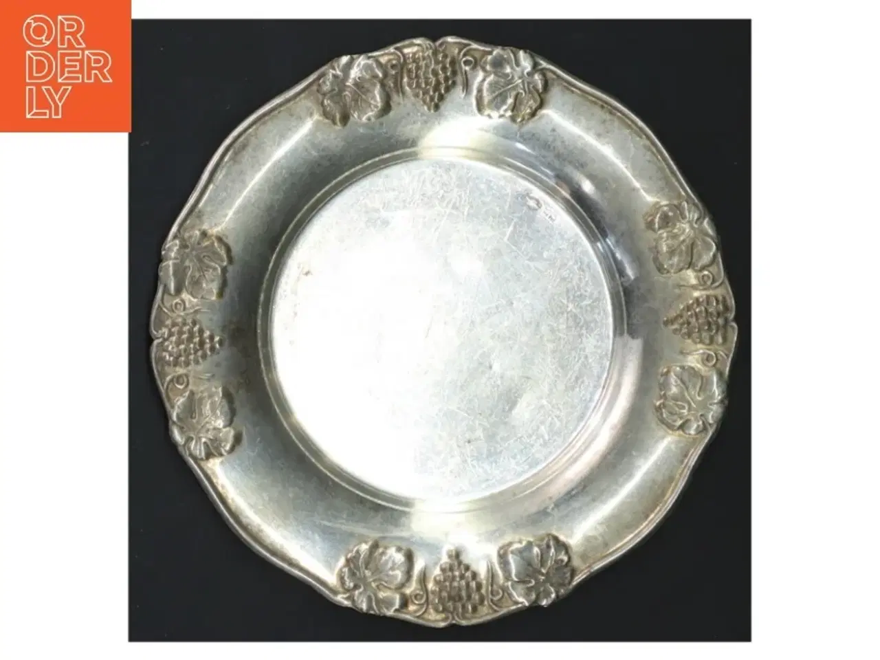 Billede 1 - Dekorativ tallerken med druemotiver (str. Ø 13 cm)