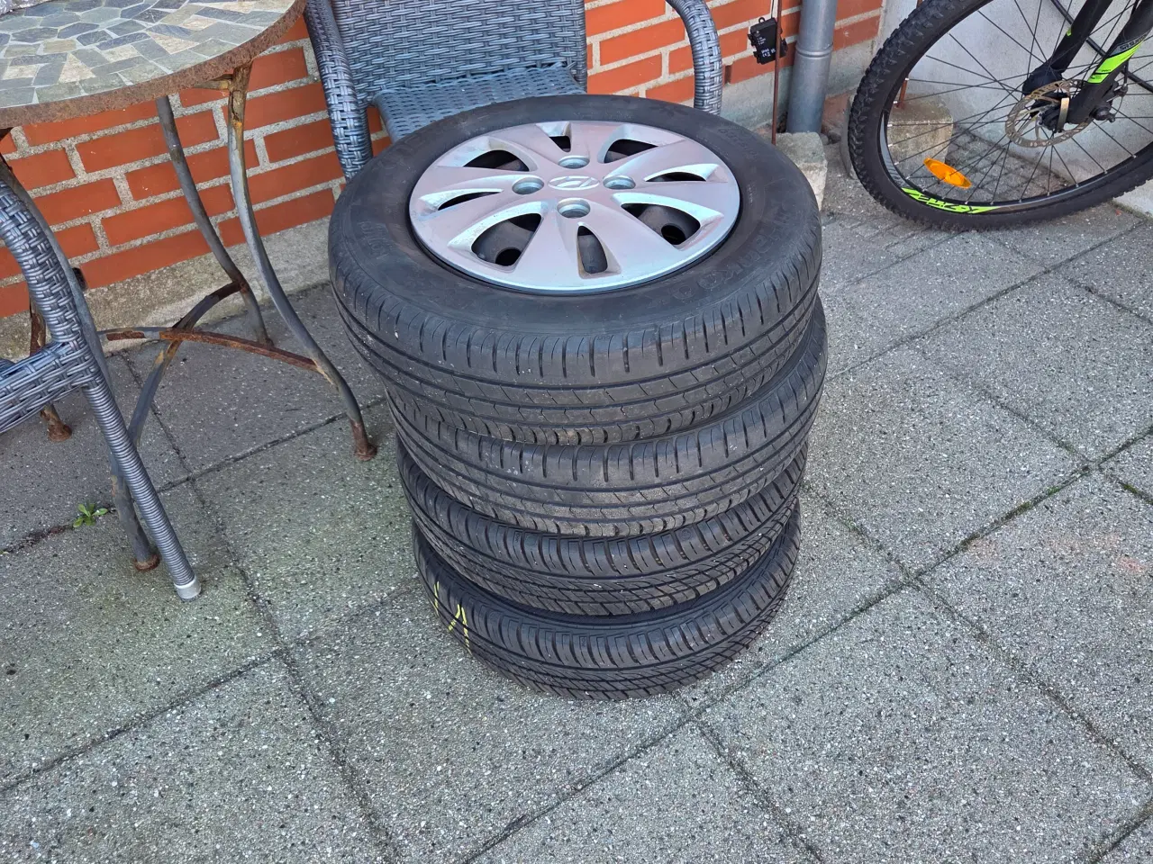 Billede 1 - hyundai i10 2012 sommerdæk med fælge og kapsel