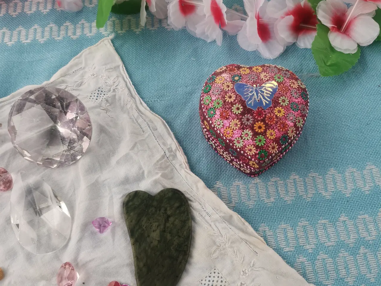 Billede 3 - Glas diamanter og Hawaii kranse, 5 kr ialt 🌸