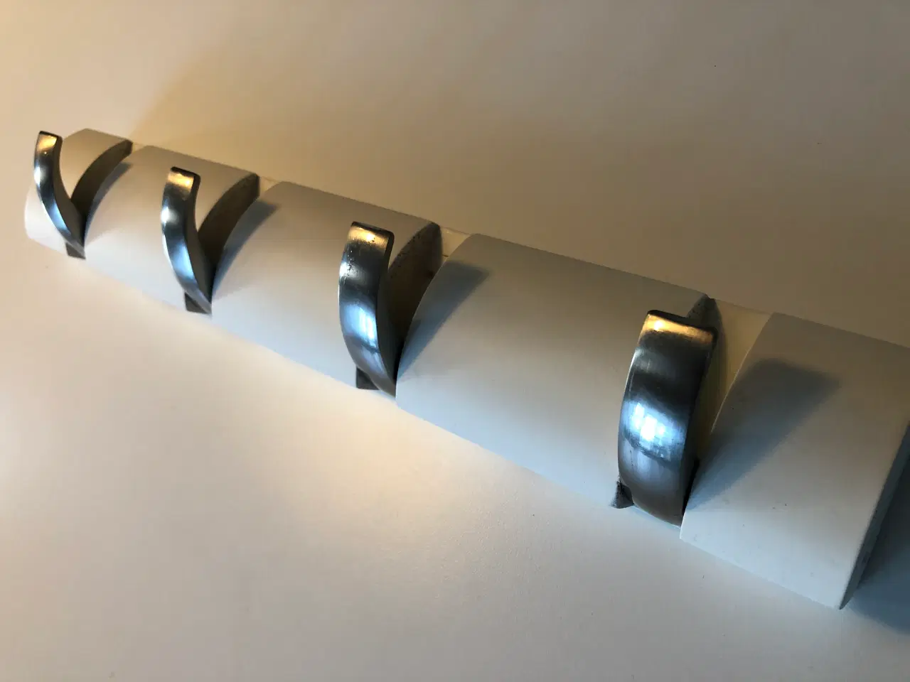 Billede 4 - Knagerække i hvid med børstet stål knager