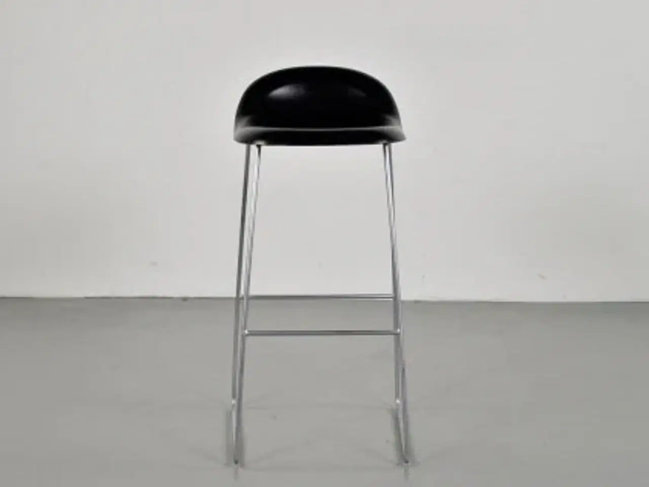 Billede 1 - Gubi barstol i sort på stel i mat stål