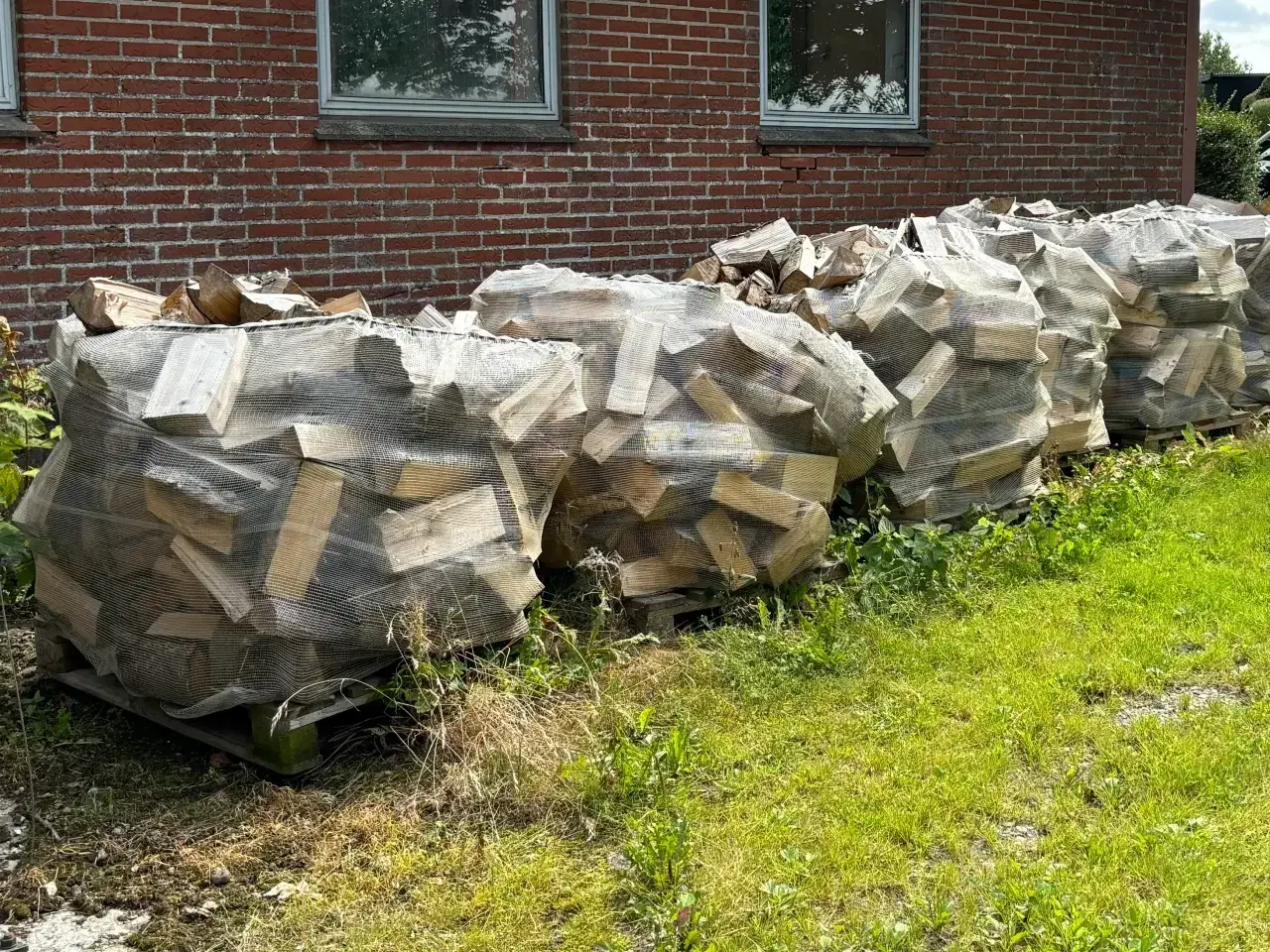 Billede 2 -  Brænde gran kløvet 450 kr. Tørt nåletræs brænde, 