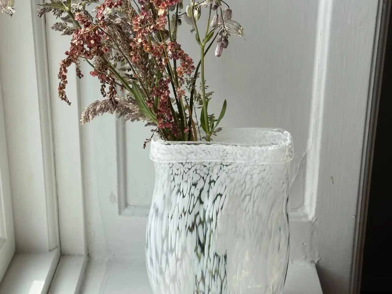 Billede 1 - Flad vase, hvidmeleret glas