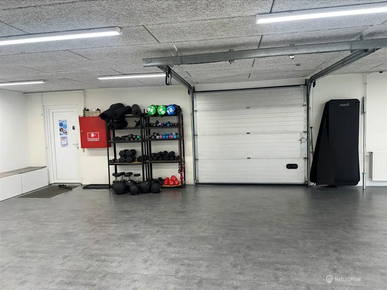 Billede 4 - Optimale rammer til din virksomhed: Lyst erhvervslejemål med høj port og topfaciliteter