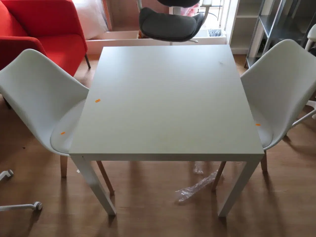 Billede 1 - Spisebord og to stole