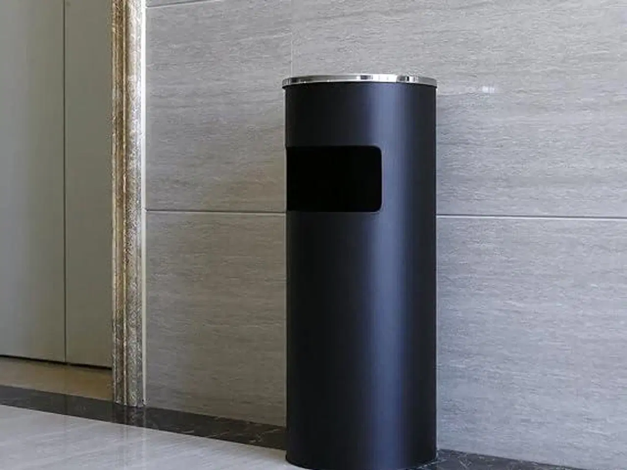 Billede 6 - Skraldespand/Askebæger på fod rustfrit stål, sort, 60,5 × 24,5 cm (LTB17C)