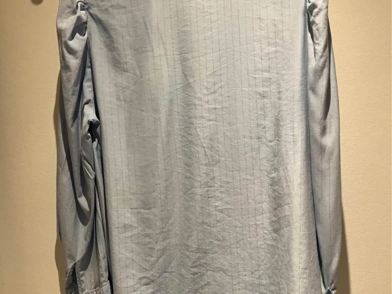 Billede 6 - Sød bluse med stolpelukning og flæsedetaljer.