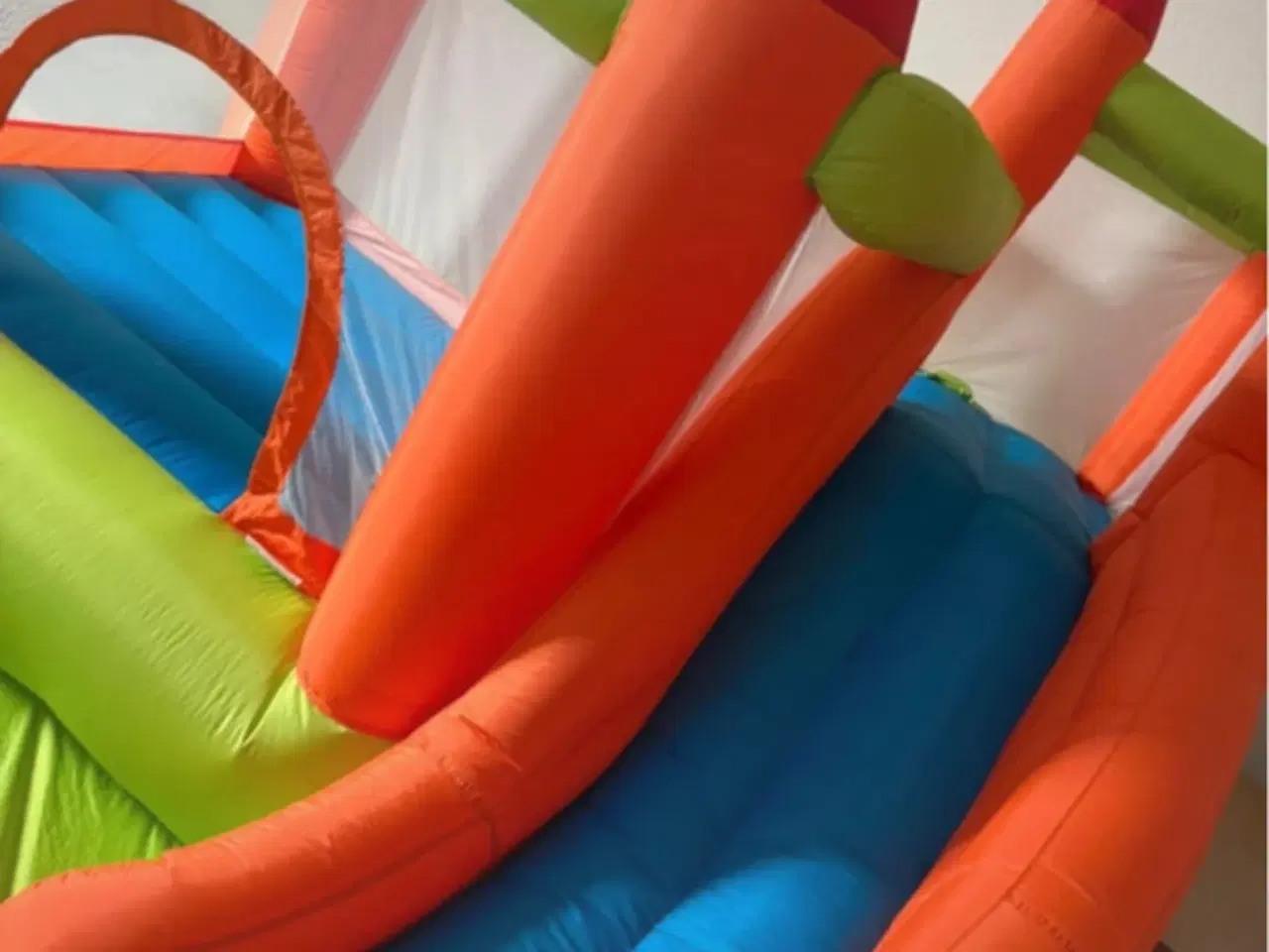 Billede 2 - Hoppeborg fremstår som ny