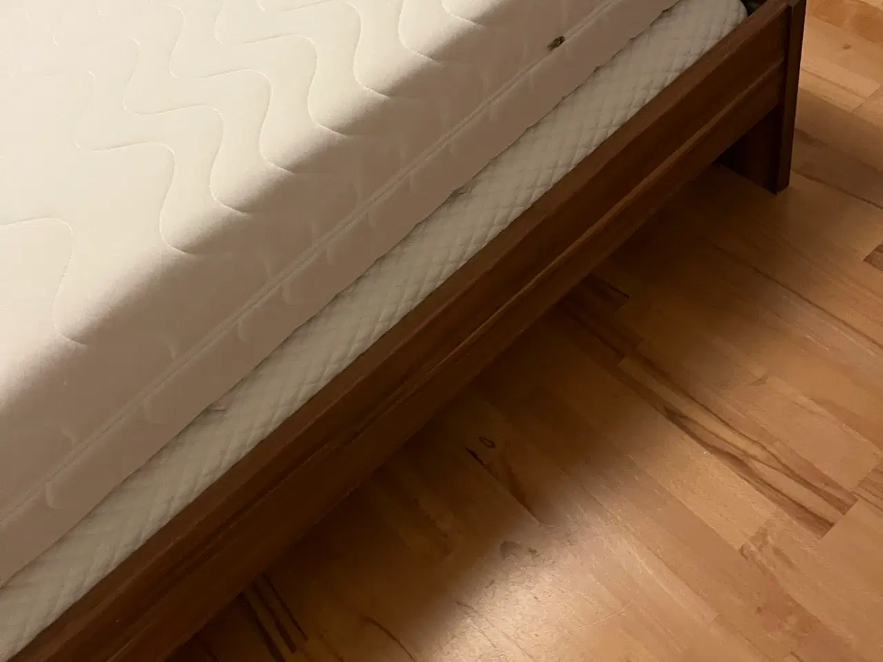 Billede 2 - sengeramme  incl springmadras