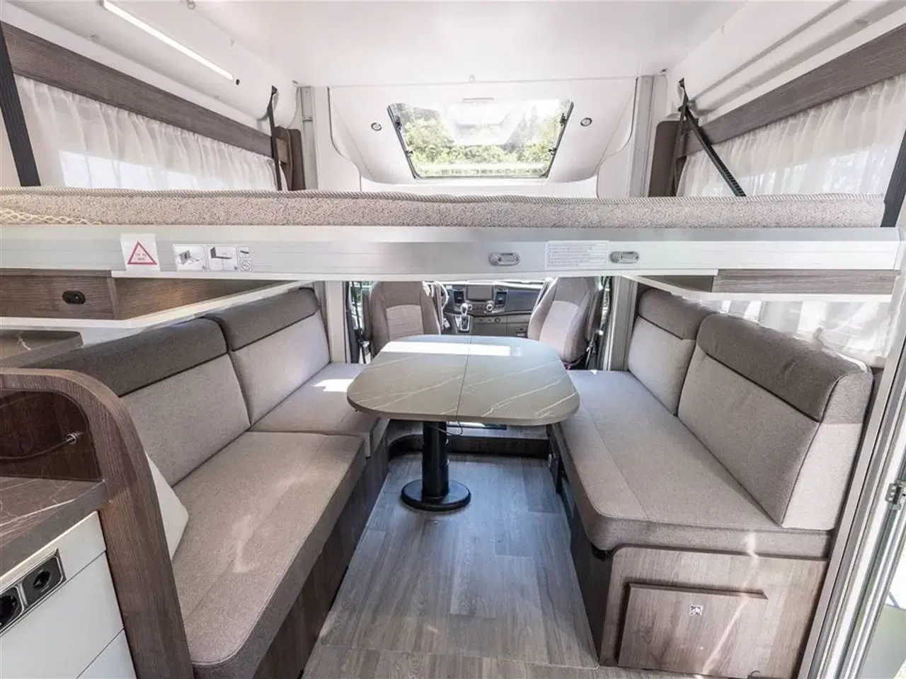 Billede 12 - 2025 - Benimar Tessoro 488 SELECT   Rummelig camper med face-to-face siddegruppe