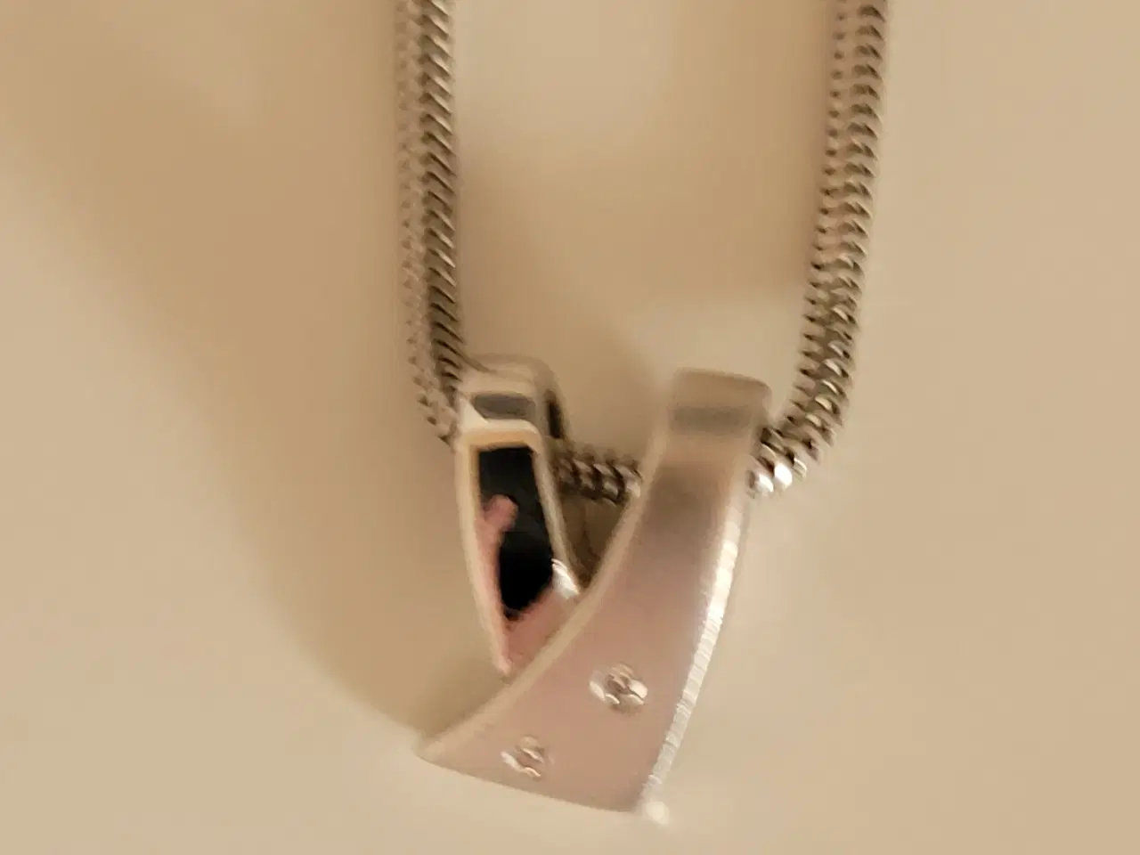 Billede 3 - Halskæde i sølv med 2 små sten