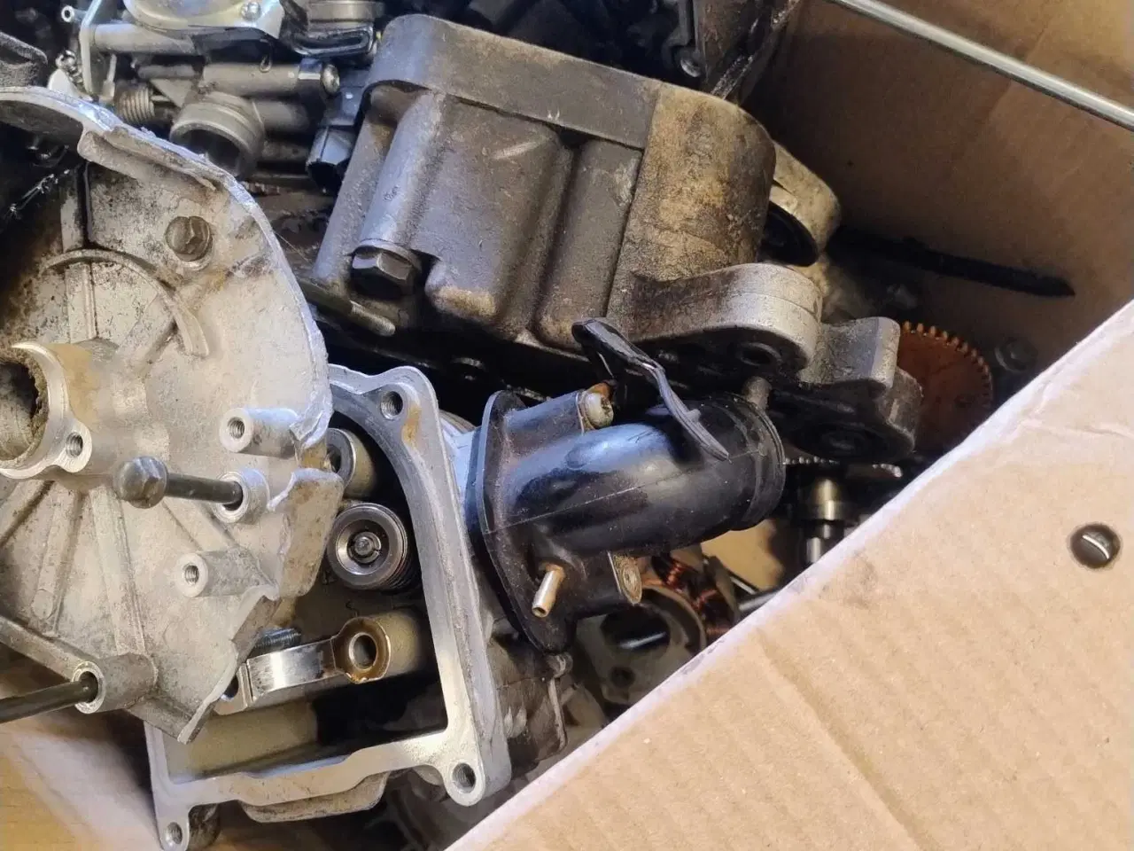 Billede 2 - Motor med alle dele