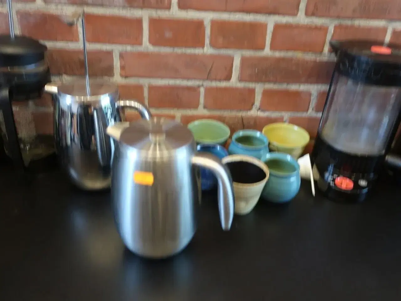 Billede 3 - Kaffekværn WILFA samt div. kander, kedler m.v. på bord