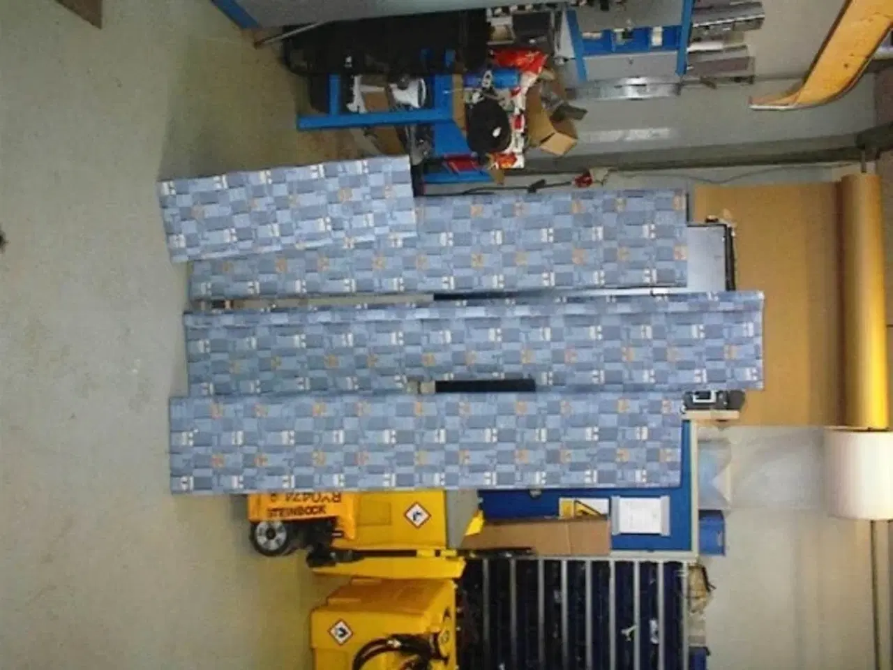 Billede 1 -   Adria 512 Stof ved seng.