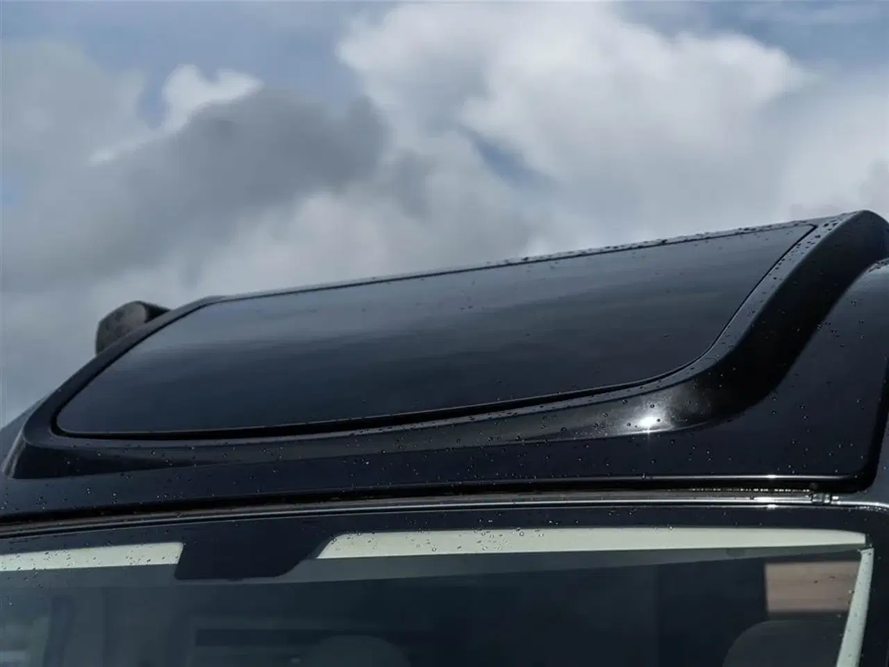 Billede 18 - 2020 - McLouis Menfys Van 04 Prestige Van med langsgående senge og fyldt med udstyr