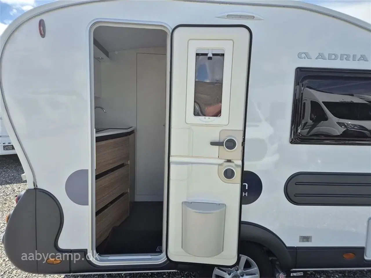 Billede 5 - 0 - Adria Action 361 LH   Fortelt kampa air, Enduro mover, thule cykelholder. elektrisk gulvvarme.