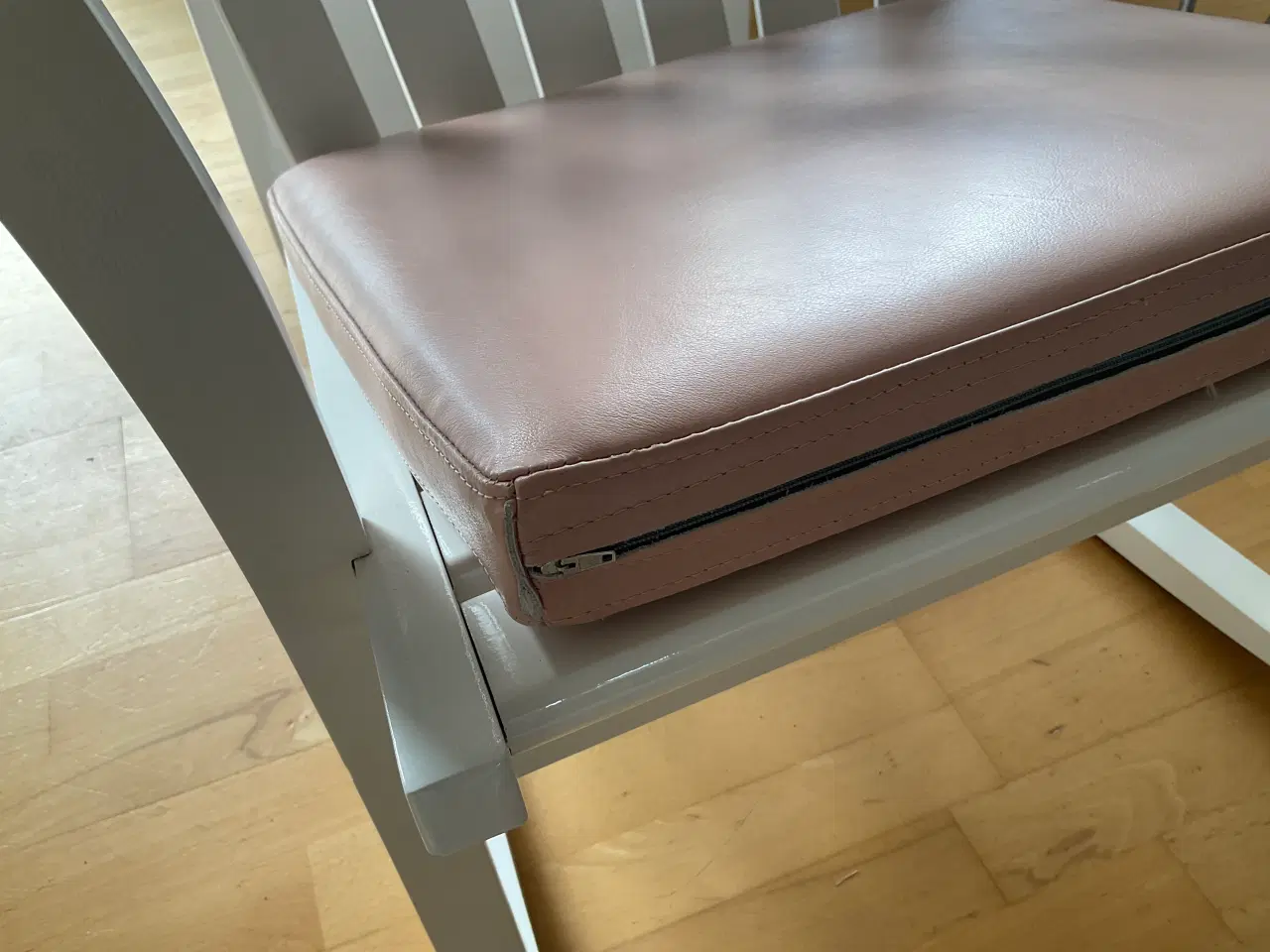 Billede 7 - Gyngestol i Kridhvid (+500,- hvis inkl. skindsæde)