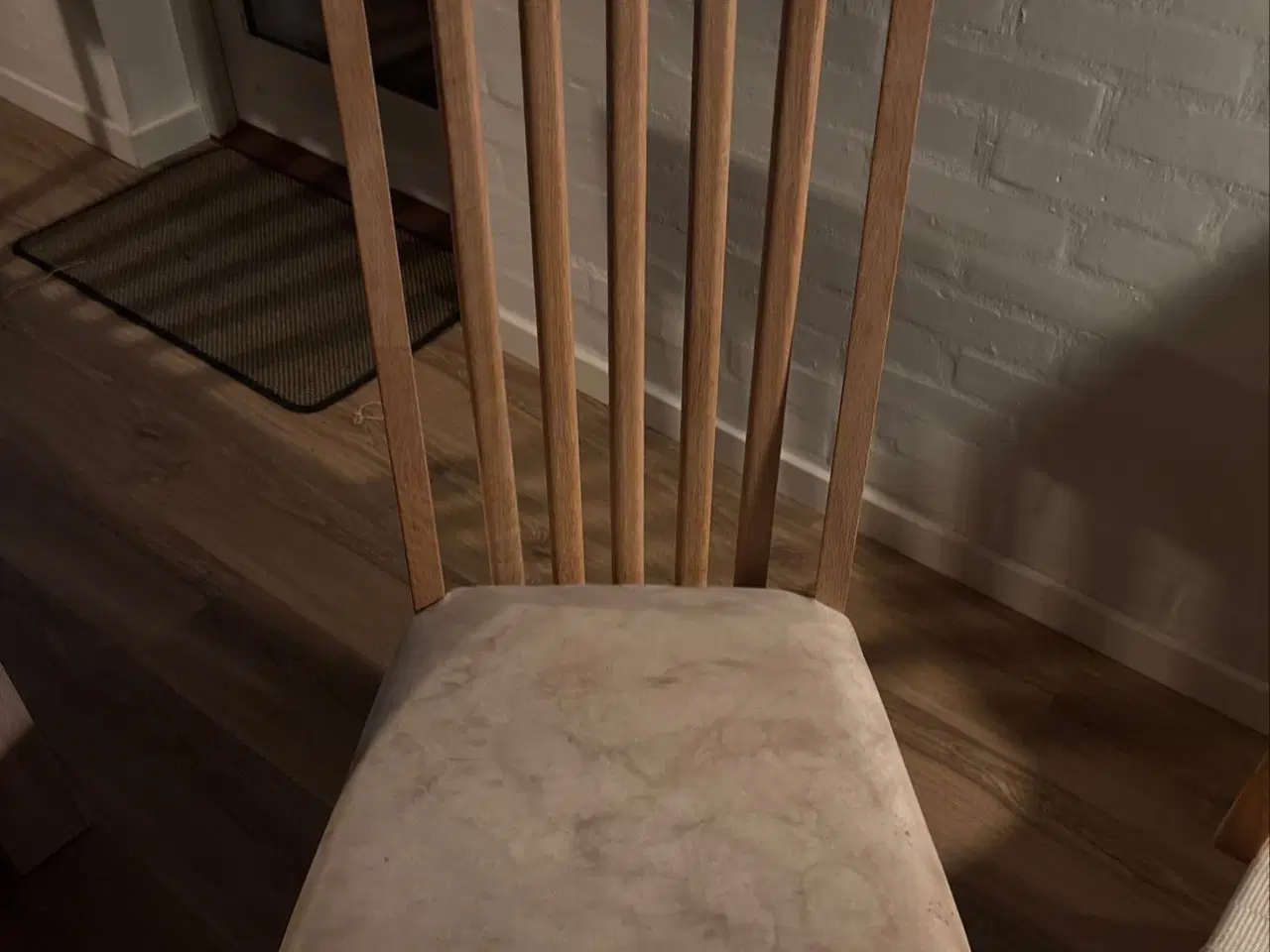 Billede 3 - Massivt egetræ Spisebord inkl stole sælges