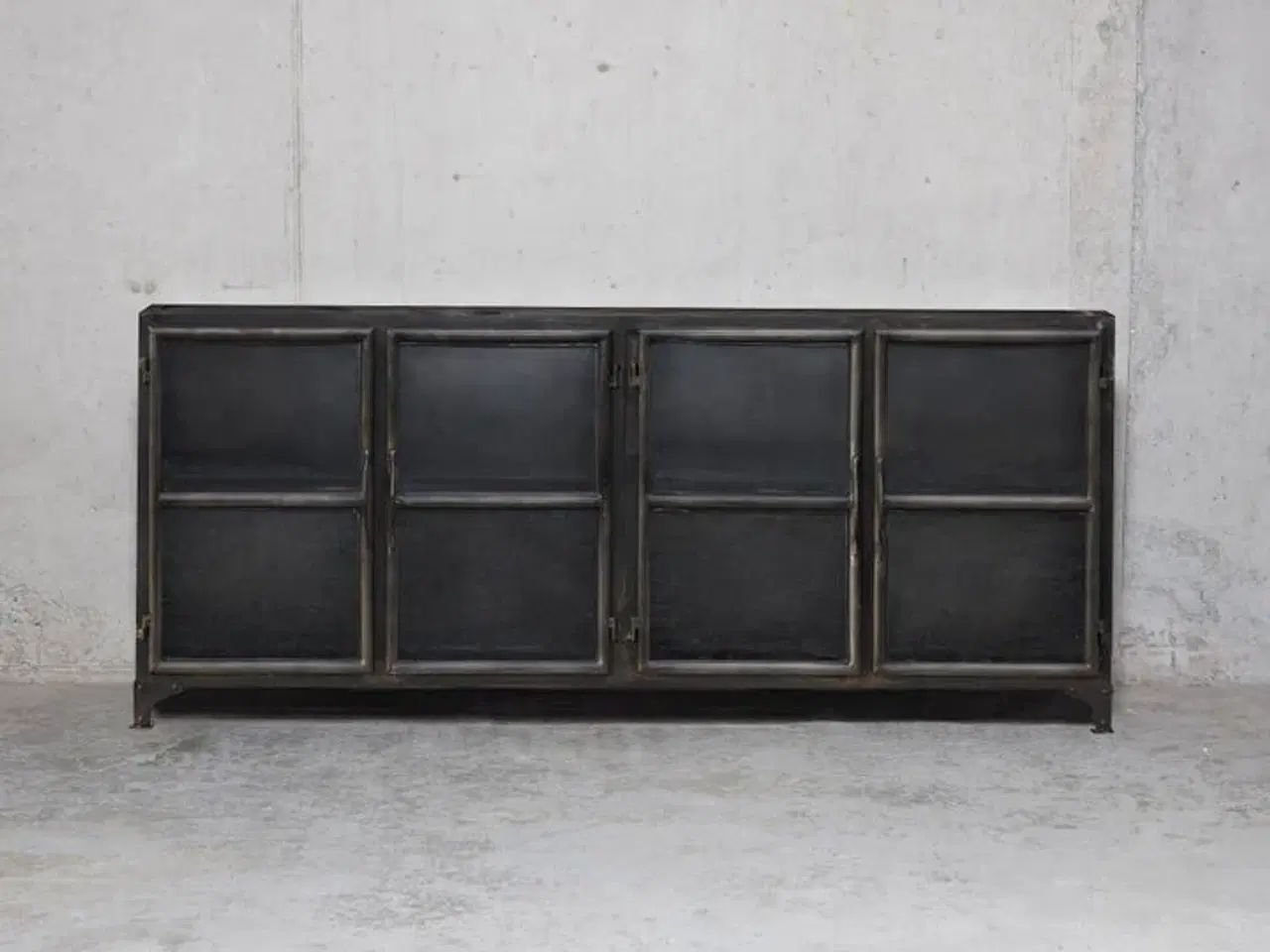 Billede 1 - Nyt DOOM Industriel skaænk i jern og glas