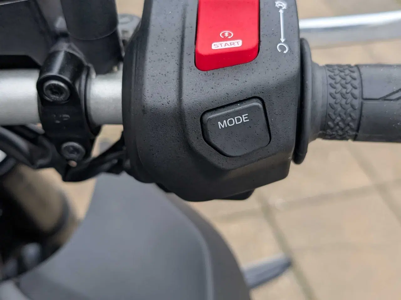 Billede 5 - Næsten ny 2025 Yamaha MT-07 Y-AMT – Sort – Kun 880