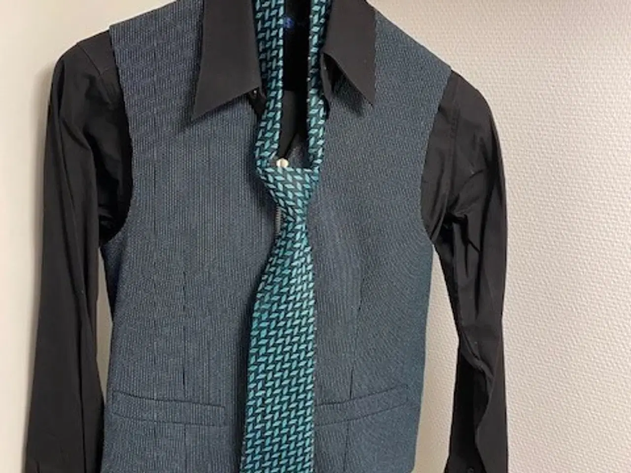 Billede 2 - Flot konfirmationssæt (S) slank model-sort/turkis