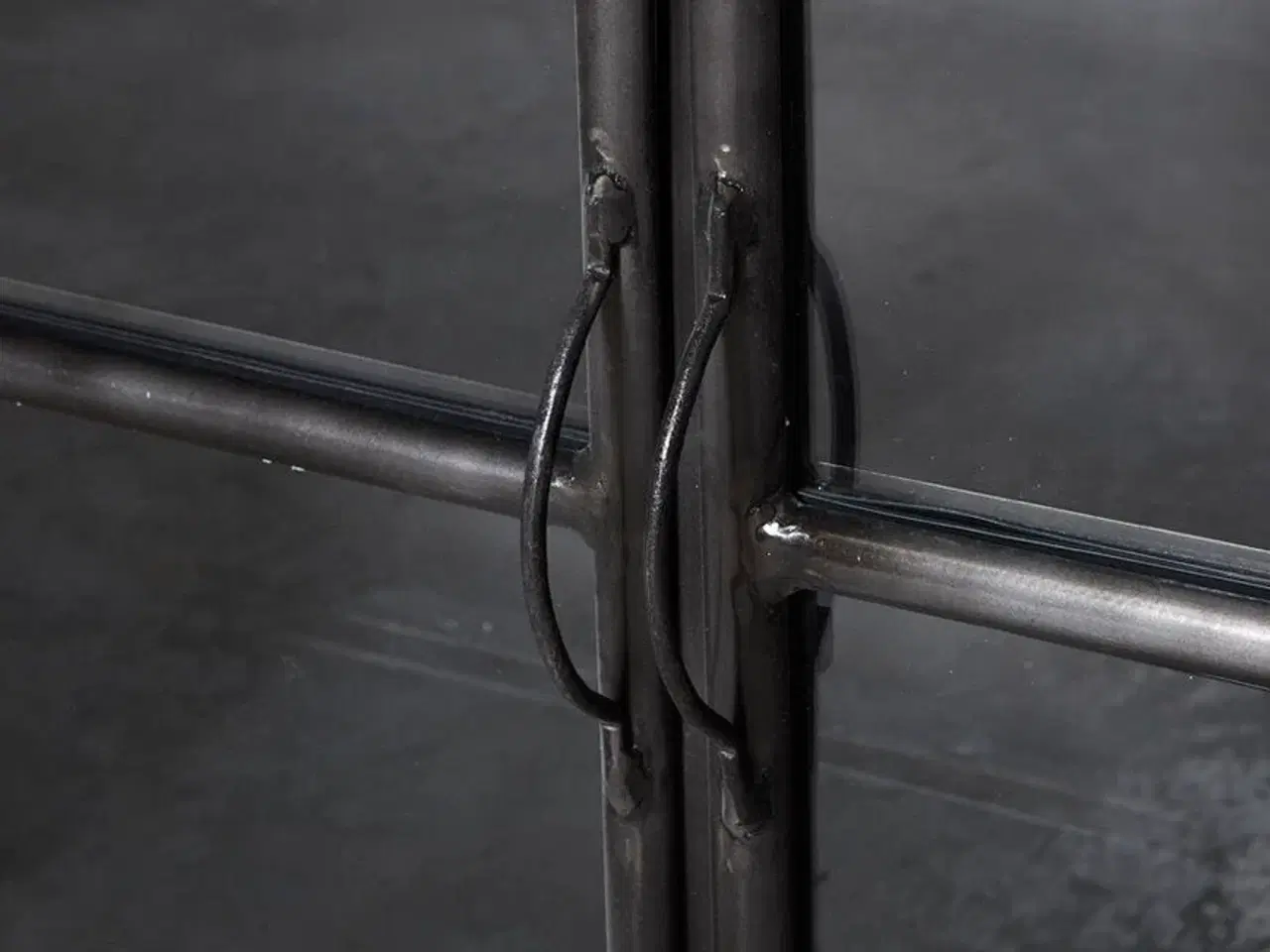 Billede 2 - Nyt DOOM Industriel skaænk i jern og glas