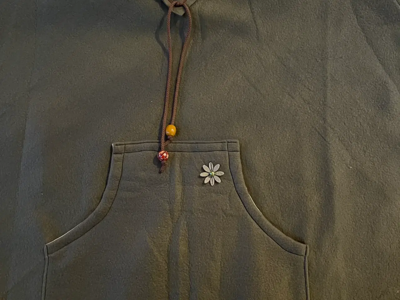 Billede 3 - Smuk og ubrugt poncho med fine detaljer. 