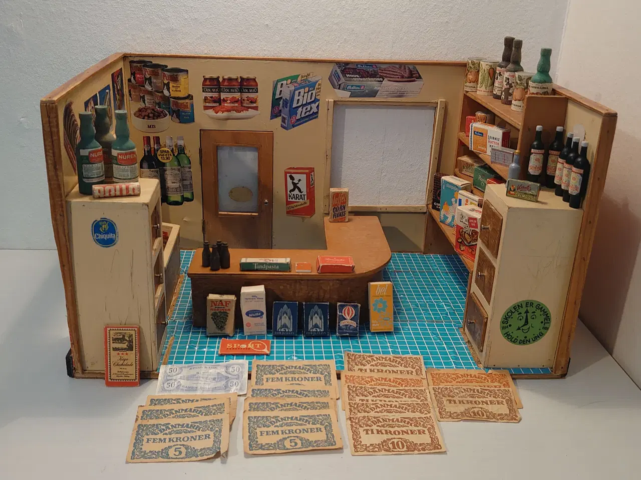 Billede 1 - Gammel købmandsbutik med 63dele.(47,5x30,5xH26)cm