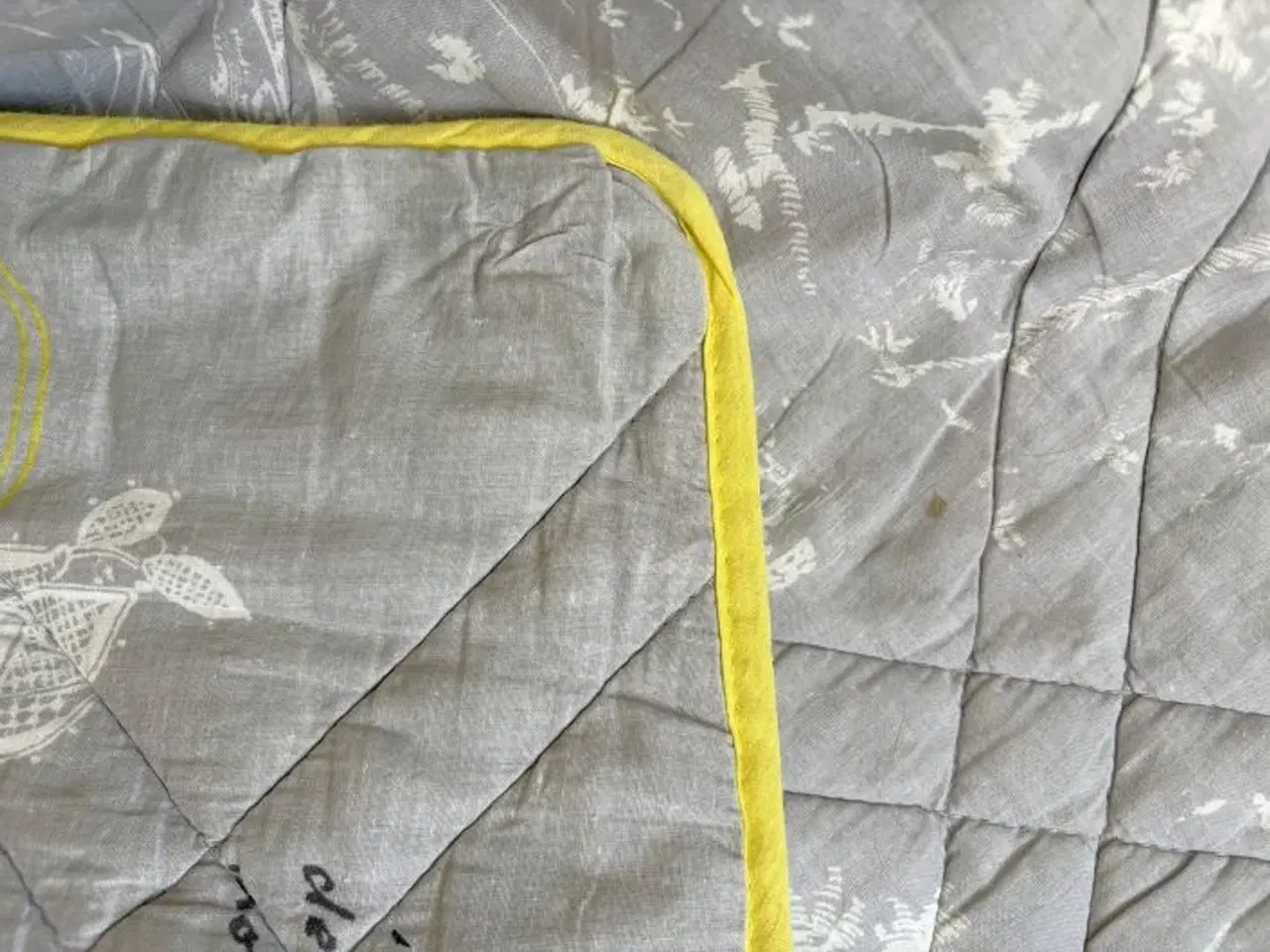 Billede 3 - Let vattæppe med gult kantebånd