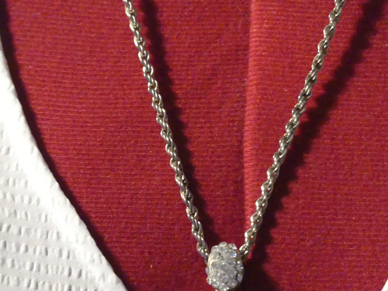 Billede 5 - Sølvfarvet snoet halskæde med ovalt vedhæng