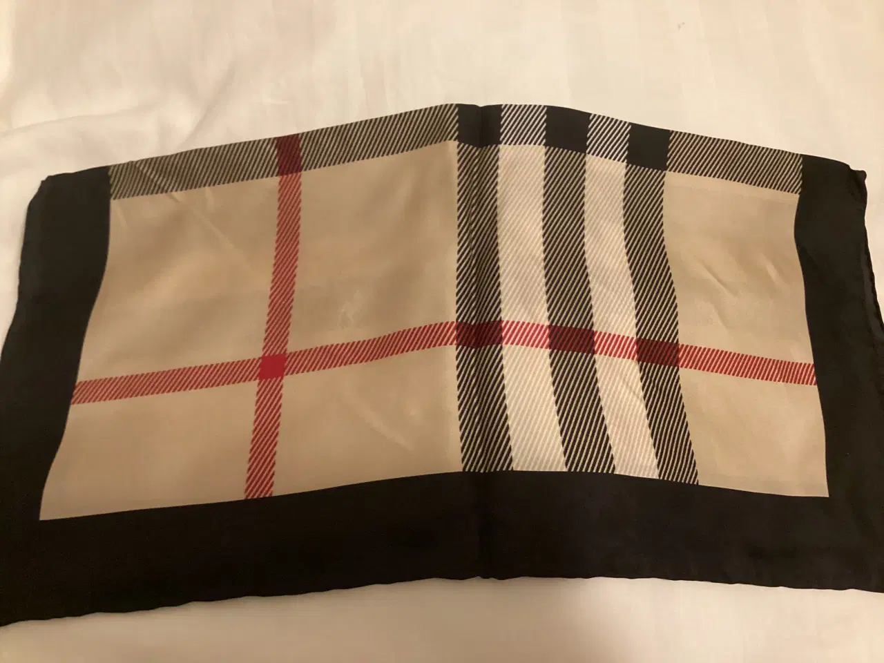 Billede 2 - Sjal, Burberry, str. Square 46 cm x 46 cm