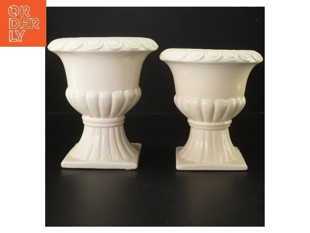 Billede 1 - To hvide dekorative vaser (str. 17 og 19 cm)